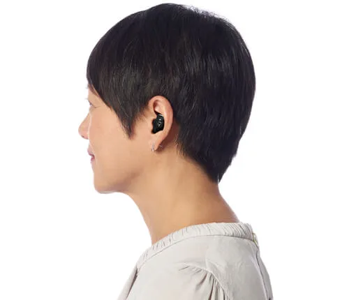 Mulher usando aparelho auditivo intra-auricular ITE
