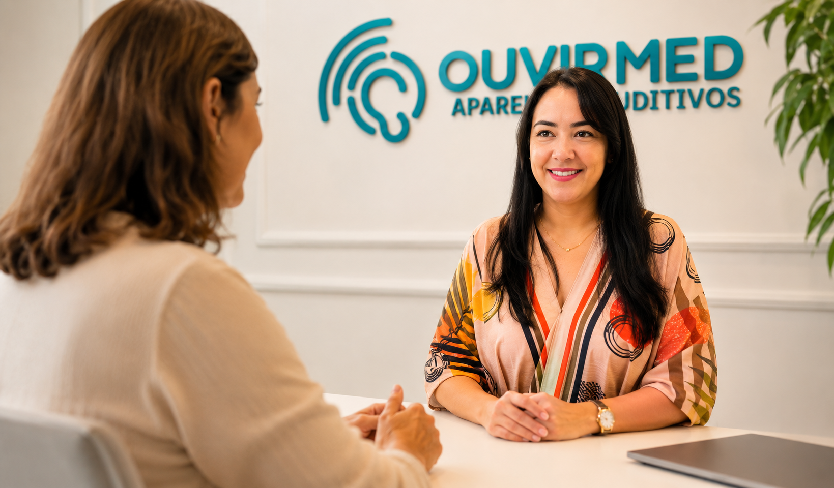 Audiologista da Ouvirmed atendendo paciente em consulta de avaliação auditiva em Palmas-TO